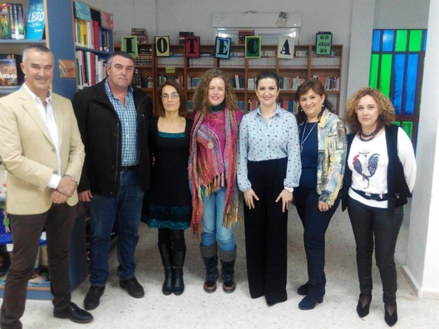 Visita a la biblioteca del IES Alhajar de Pegalajar.