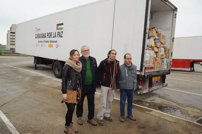 Guijarro e Hidalgo (segundo por la dcha.) junto al camión cargado de alimentos