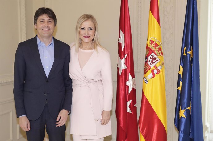 Cifuentes Recibe Al Presidente De Sociedad Civil Catalana 
La Presidenta De La C