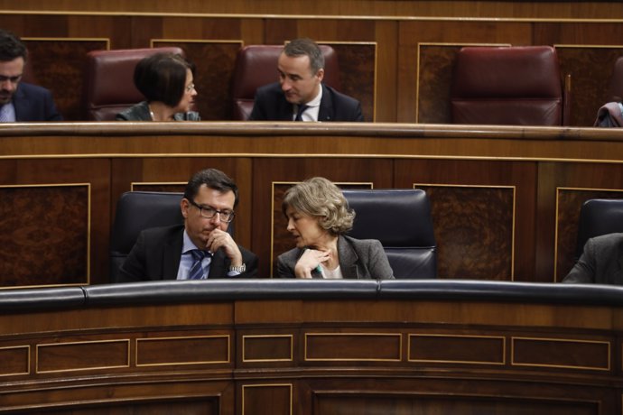 Román Escolano e Isabel García Tejerina en el pleno del Congreso sobre pensiones