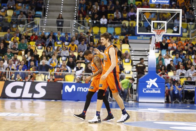 Los jugadores de baloncesto Erick Green y Tibor Pleiss, del Valencia Basket