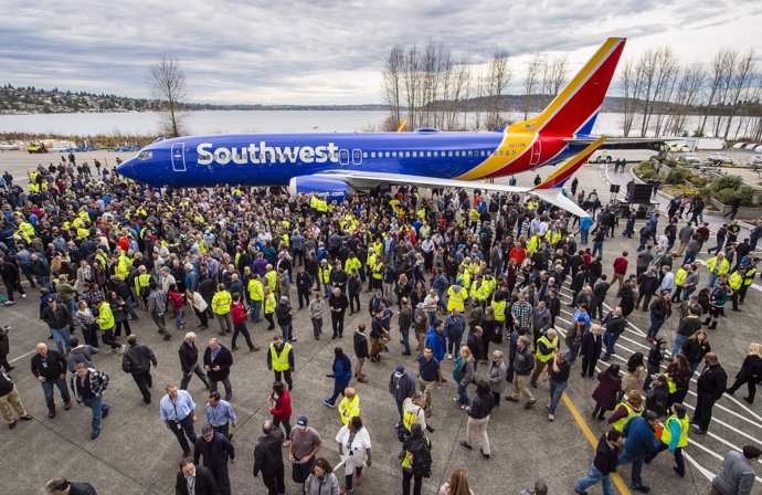 Empleados de Boeing celebran la finalización del diezmilésimo 737 de Boeing