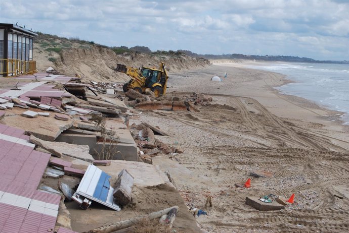 Trabajos de desescombro en la playa de Isla Cristina. 