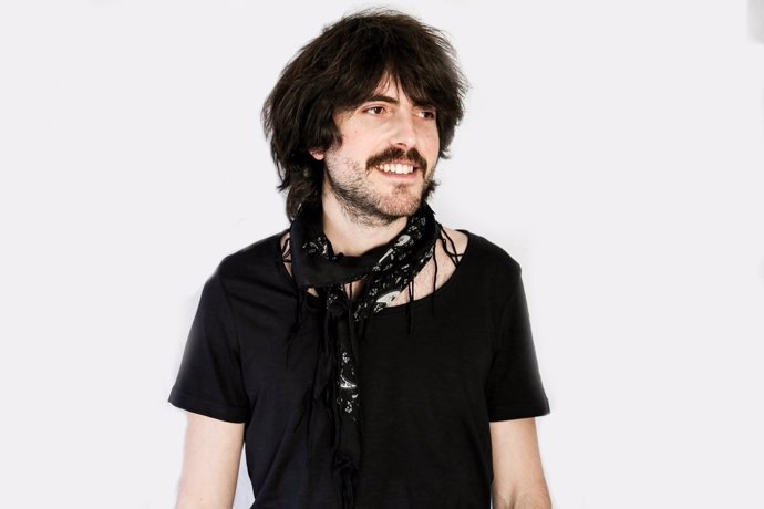 O músico Elías Serra estará estes días en Galicia