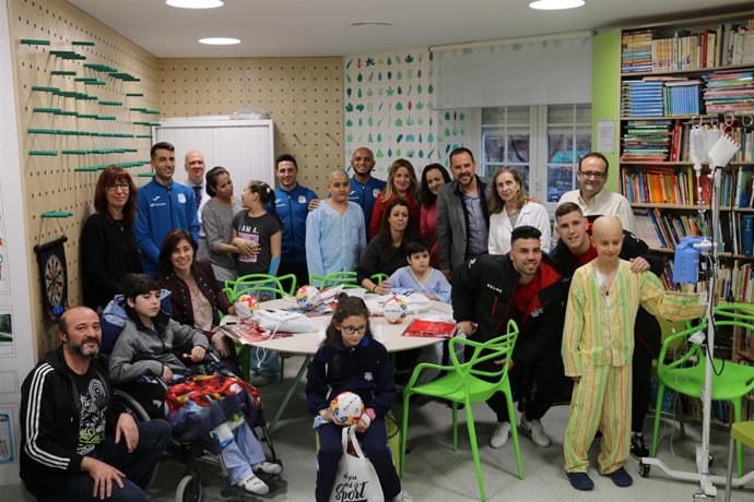 Pie Y Foto: La Comunidad Acerca El Fútbol Sala A Los Niños Ingresados En El Niño