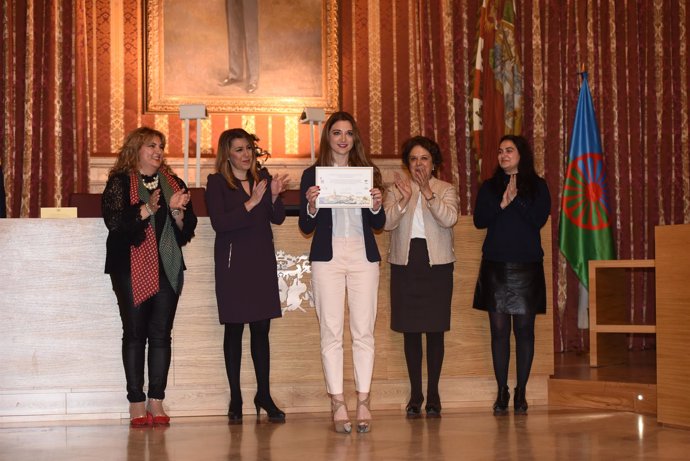 Entrega de premios a estudiantes gitanos en el Ayuntamiento de Sevilla