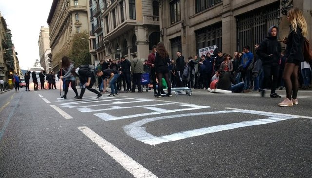 Estudiantes cortan la Via Laietana de Barcelona