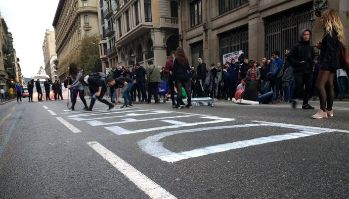 Estudiants tallen la Via Laietana de Barcelona