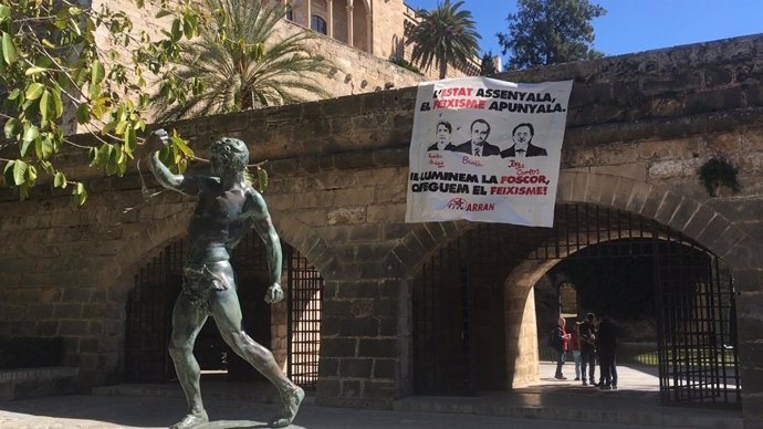 Pancarta de Arran en Palma con los retratos de Bauzà, Pericay y Campos