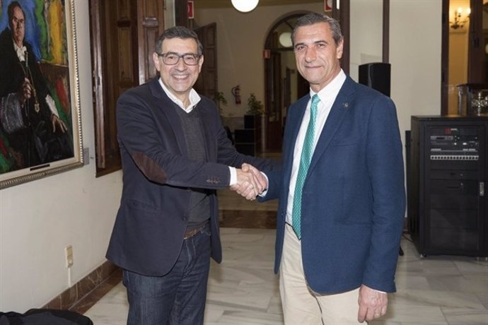Pedro Lozano y  José Luján se estrechan la mano