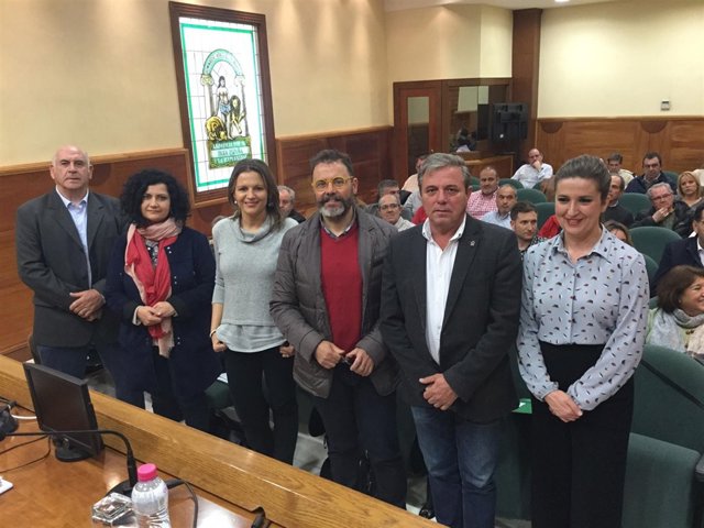 Delegados de la Junta en la reunión con colectivos vecinales de Jaén.