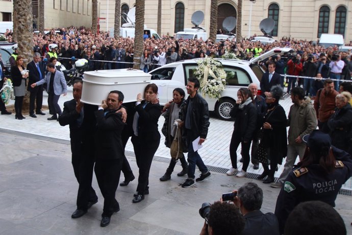 Los padres de Gabriel entran en la Catedral de Almería para el funeral