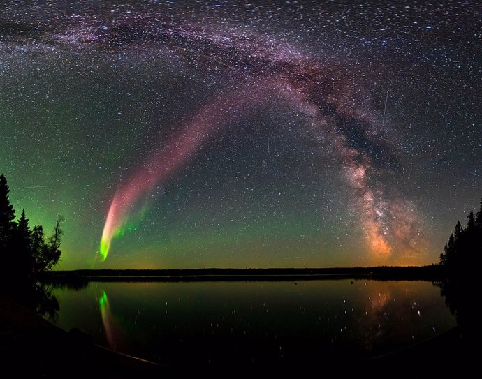 Aspecto de la aurora clase STEVE vista en Manitoba, sur de Canadá