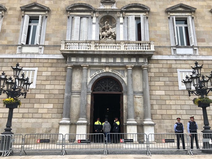 Mossos custodien el Palau de la Generalitat durant registre de la Guàrdia Civil