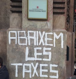 Protesta d'estudiants davant la Secretaria d'Universitats