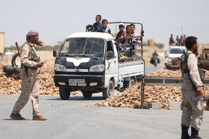 Rebeldes sirios ante una camioneta con niños en Manbij
