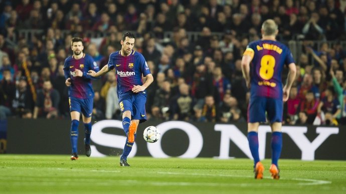 Busquets (Barcelona) con Piqué e Iniesta