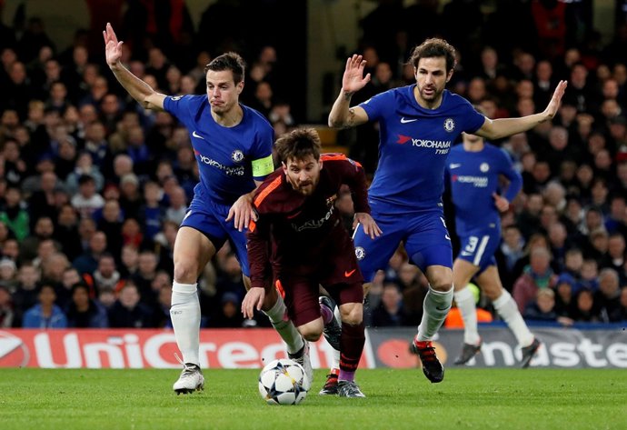 Messi se libra de Cesc y Azpilicueta en un Chelsea - Barça