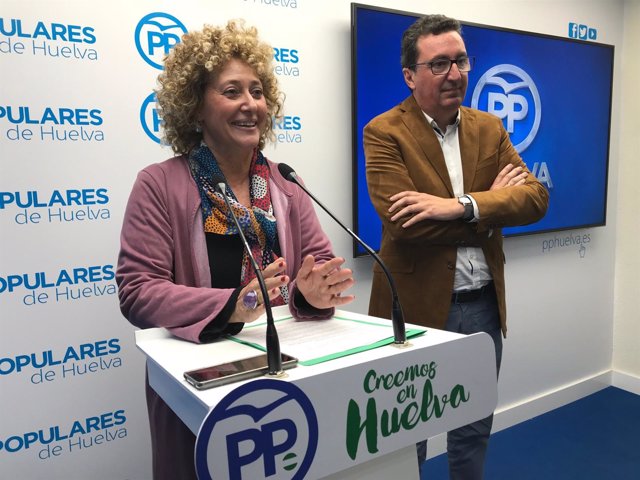 Pilar Marín, candidata del PP a la alcaldía de Huelva, con González