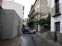 Cerrada al tráfico la calle Elvira de Granada al desprenderse dos metros de la cornisa de un edificio