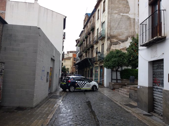 Cortada la calle Elvira por desprendimientos