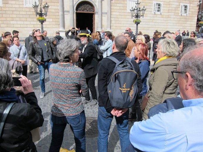 Concentrados ante la Generalitat durante los registros por el 1-0             