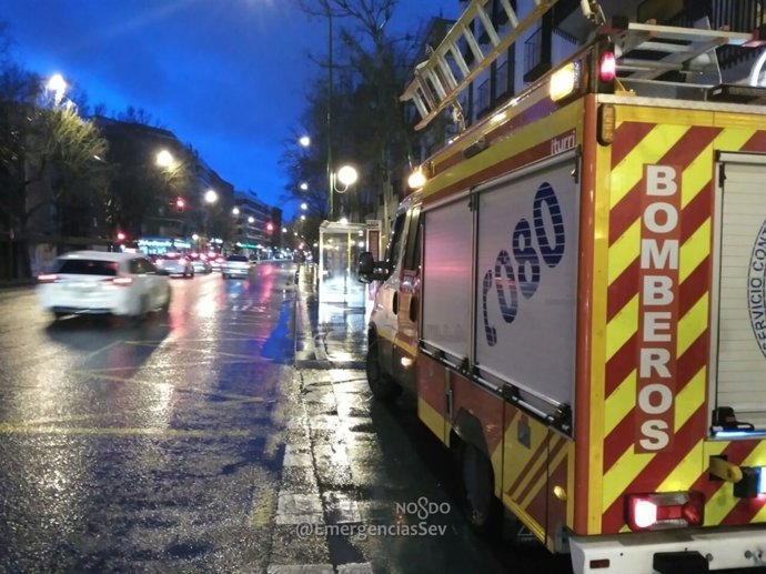Un camión de Bomberos de Sevilla atiende incidencias por el temporal