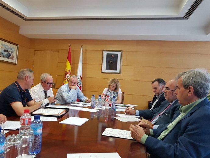 Foto de archivo de reunión afectados derribos con Gobierno de Cantabria 