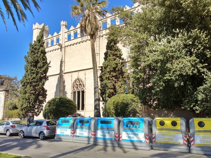 Contenedores frente a la Lonja