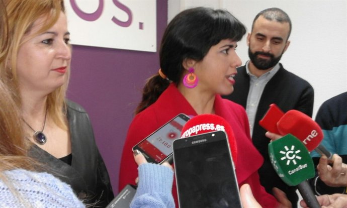 La coordinadora de Podemos Andalucía, Teresa Rodríguez, atiende a los medios