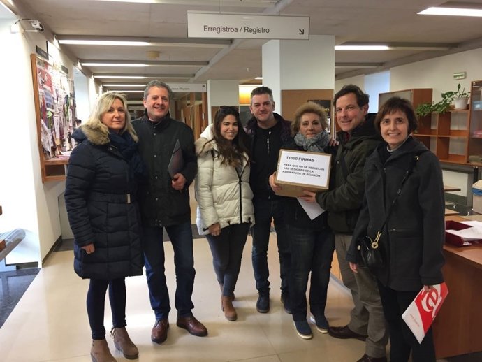 Entrega de las firmas en Educación.