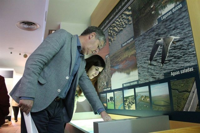 1 Nota Y 2 Fotos Junta (Exposición Paraje Marismas Del Odiel)