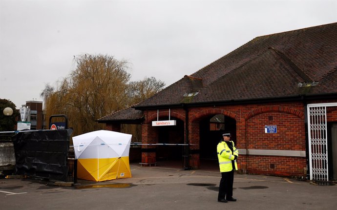 Cordon policial cerca de donde Sergei Skripa fue envenenado en Salisbury