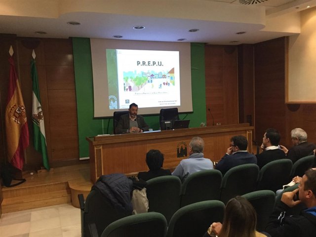 Reunión para informar las ayudas sobre Espacios Públicos.