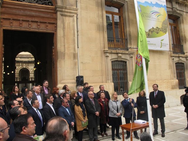 Izado de la bandera con motivo del Día de la Provincia 2018.