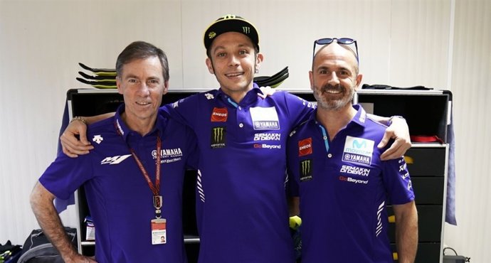 Valentino Rossi y LIn Jarvis firman la renovacion del piloto