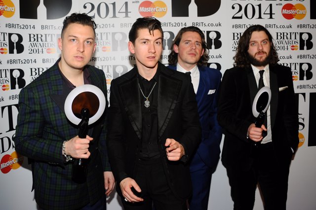 Arctic Monkeys arrasan en los Brit Awards 2014