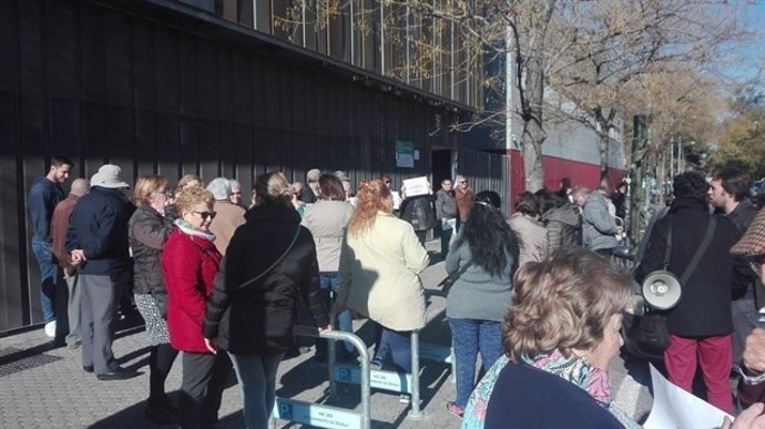 Primera concentración ante el centro de servicios sociales