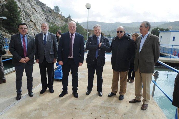 Ruiz (tercero por la izda.) visita las obras en Iznájar