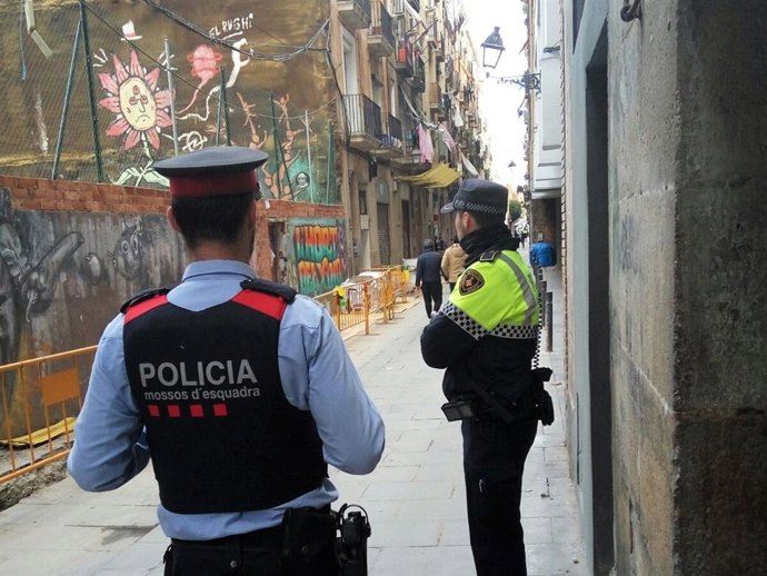 Operatiu de Mossos d'Esquadra i Guàrdia Urbana contra narcopisos del Raval