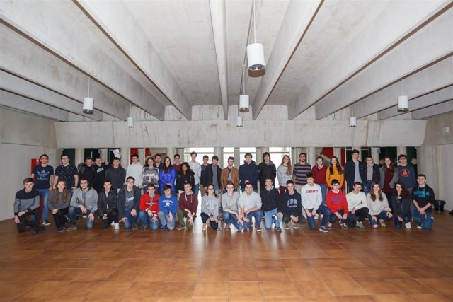Estudiantes participantes en la Olimpiada de Física, el día de las pruebas.