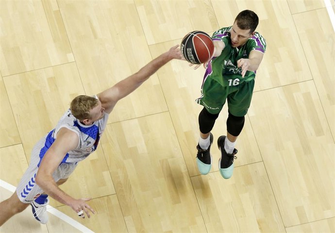 Nedovic (Unicaja) lanza a canasta