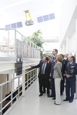 El Rey y María Dolores de Cospedal en las instalaciones del INTA