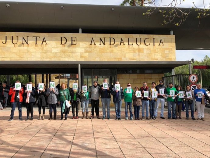 Protesta sindical ante la Consejería de Educación por un plan de estabilidad