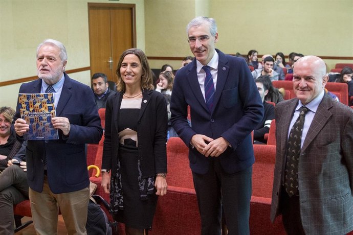 Francisco Conde, en el centro