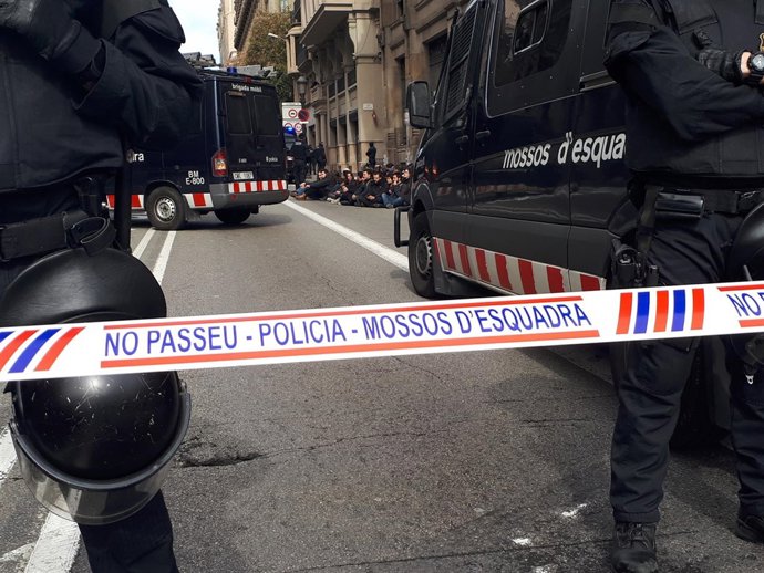 Concentración de estudiantes ante la Secretaría de Universidades