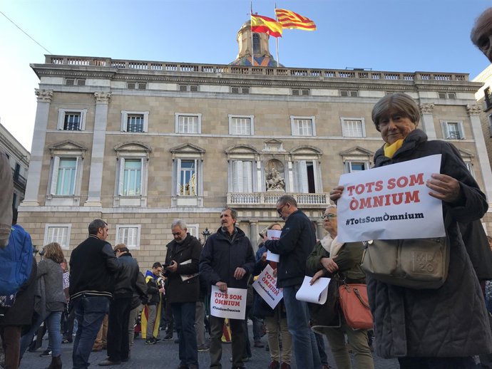 Concentració en plaça Sant Jaume contra registres en Òmnium i la Generalitat