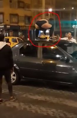 Mujer bailando encima de un coche