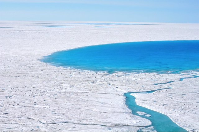 Lago sobre hielo en Groenlandia