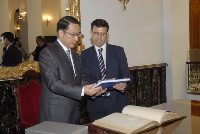 El alcalde, Francisco Cuenca, recibe al embajador de China en España, Lyu Fan